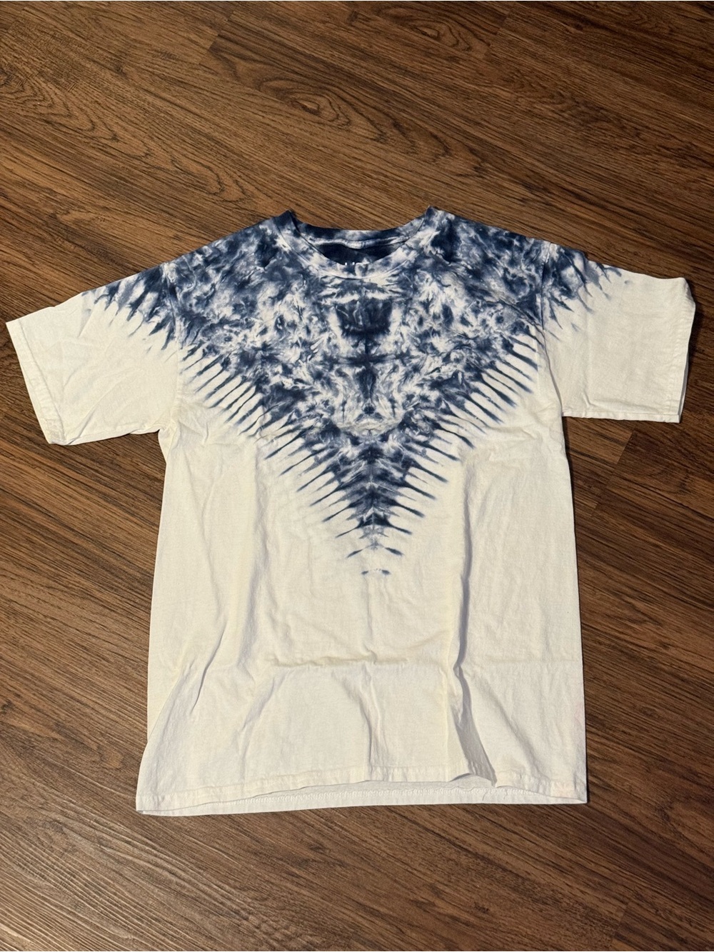 Liquid Blue Men’s Krinkle V White and Navy Tie-Dye Crew Neck T-Shirt NWOT